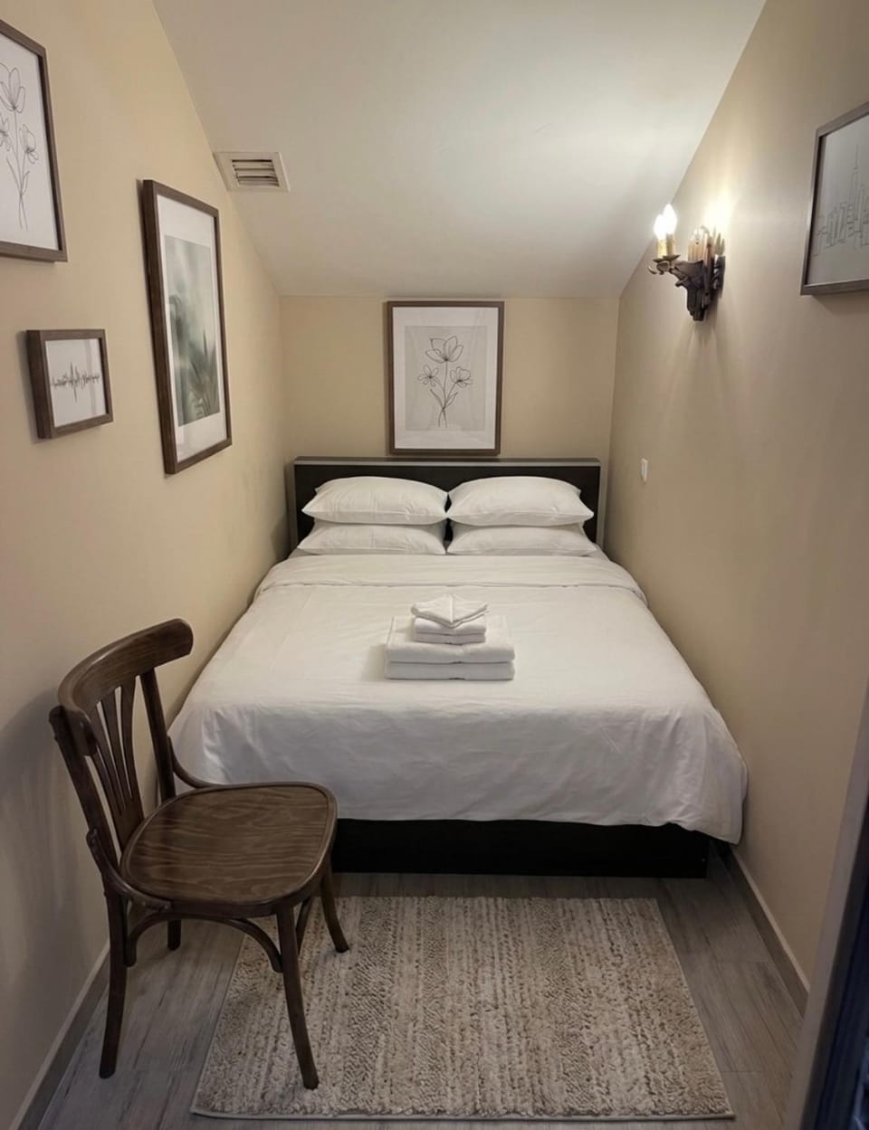 Bed, towels