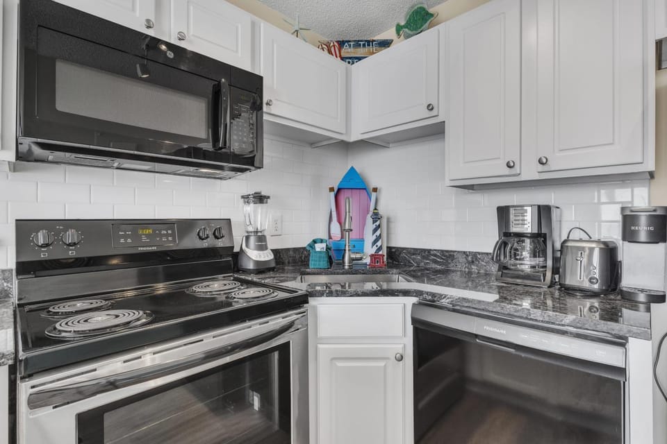 Coffee/tea facilities, dishwasher, oven, stove, toaster, kitchen