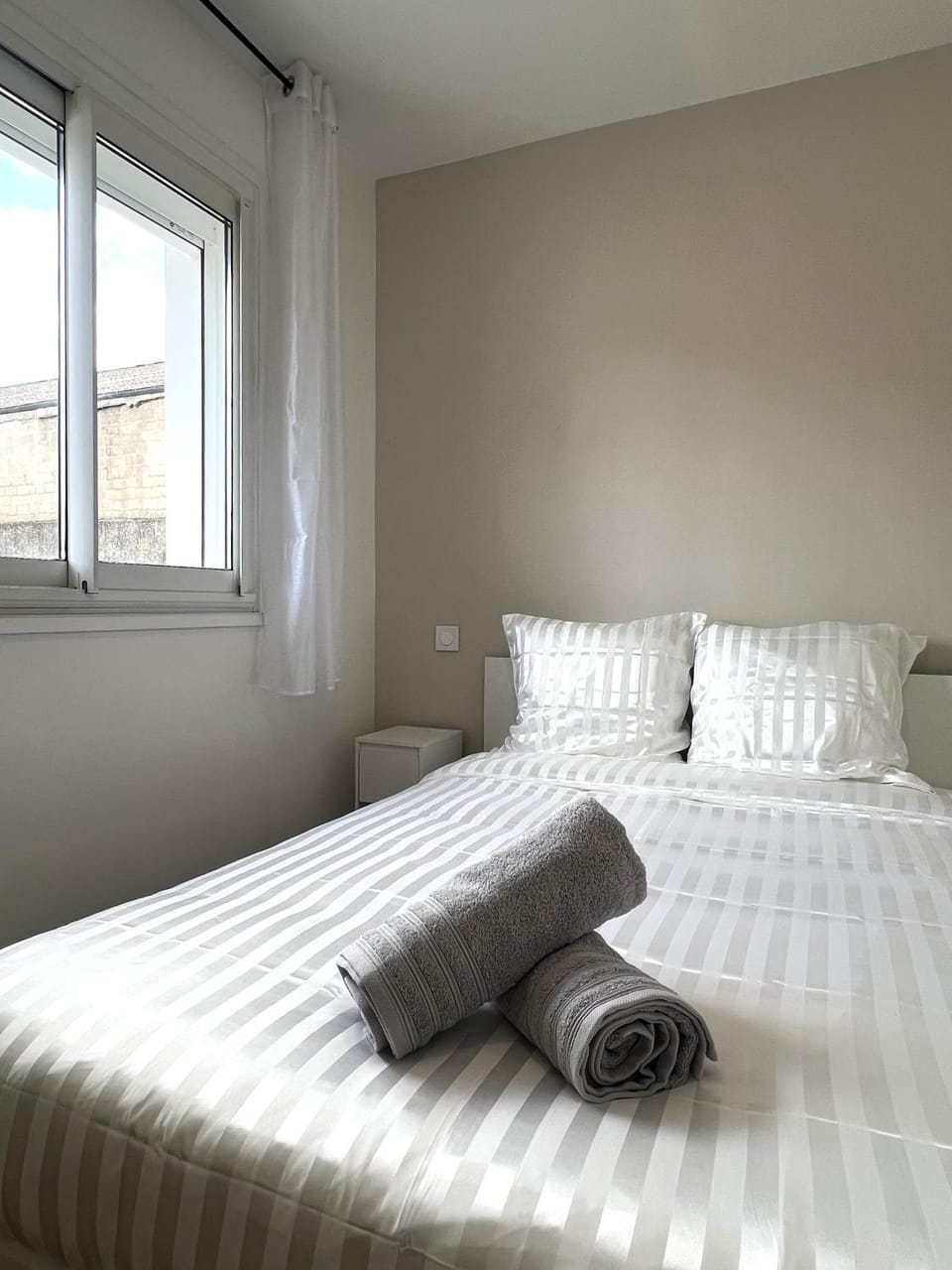 Bed, Photo of the whole room, Bedroom, towels