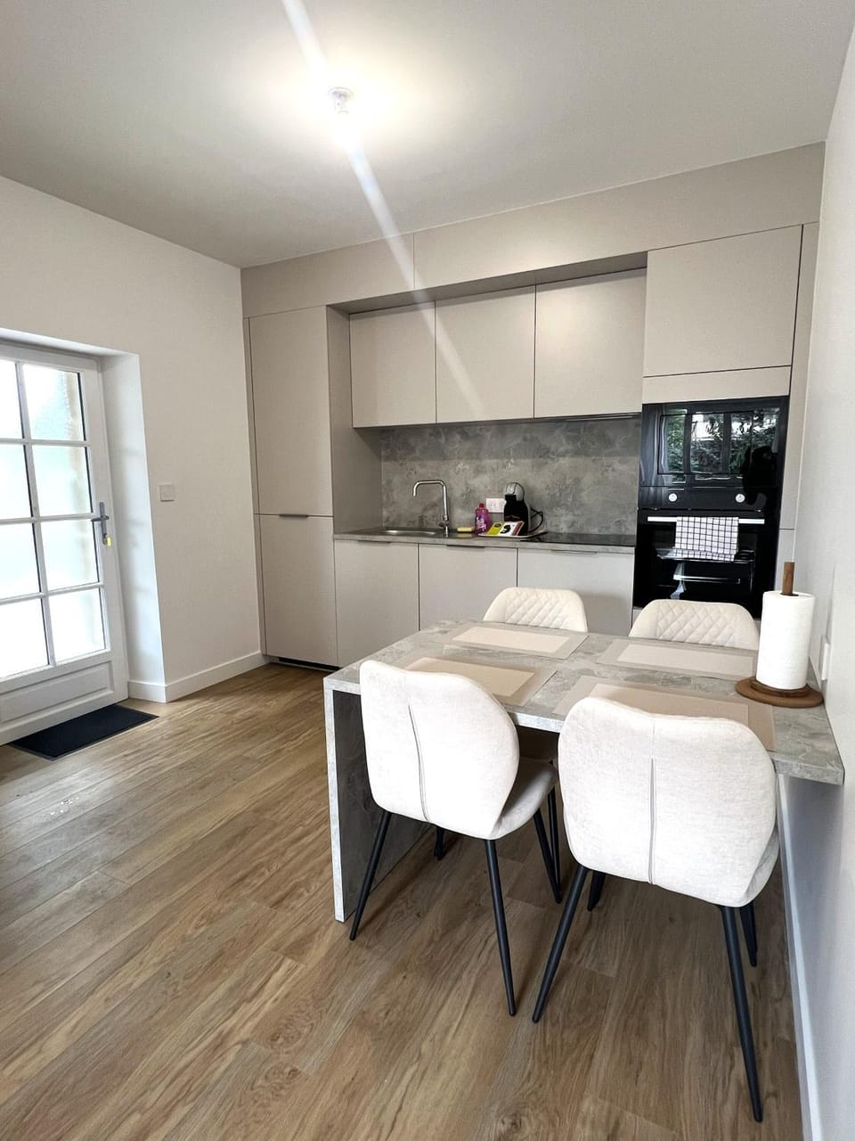 Facade/entrance, Kitchen or kitchenette, Dining area, microwave, oven, stove