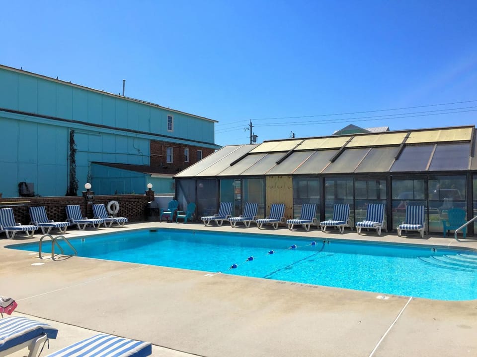 Swimming pool, sunbed