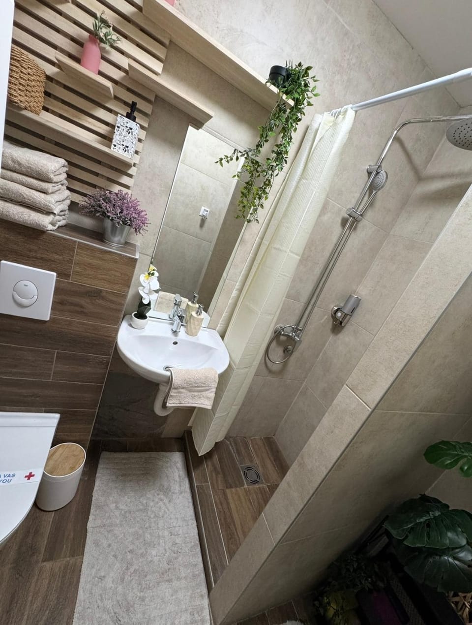 Shower, Toilet, Bathroom, towels