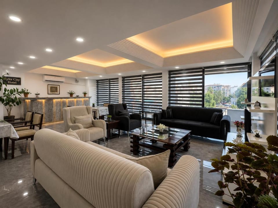 Restaurant/places to eat, Communal lounge/ TV room, Lobby or reception, Seating area, Dining area
