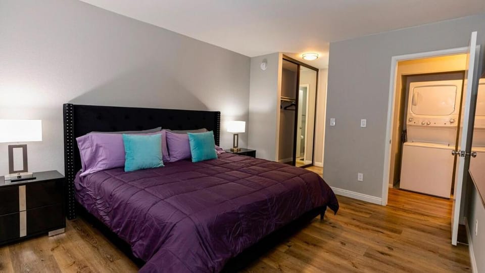 Modern Pet-Friendly 2BR Near Strip & Chinatown Apartment in Spring Valley