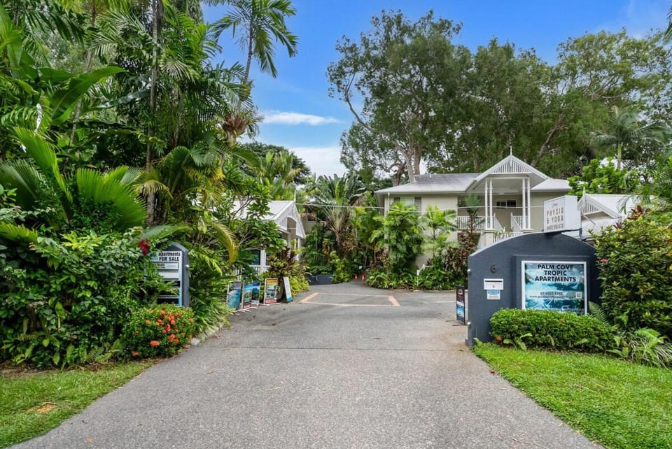 Tropic Retreat Palm Cove Apartment in Palm Cove