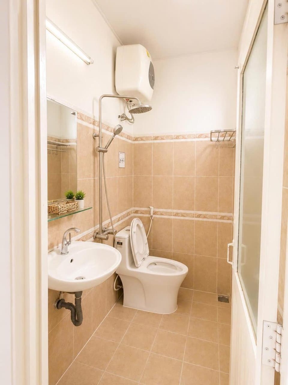 Shower, Toilet, Property building, Bathroom, bidet, towels