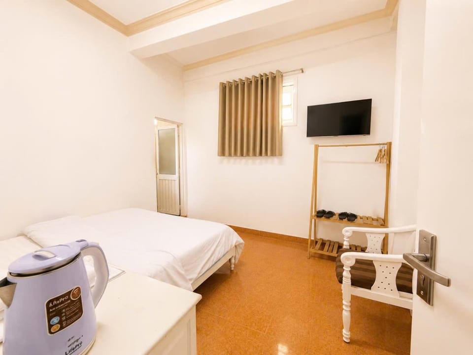 Property building, Communal lounge/ TV room, Bed, TV and multimedia, Photo of the whole room, Bedroom
