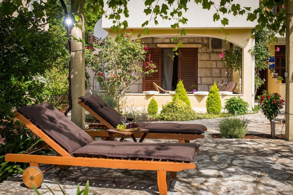 Spring, Day, Garden, Seating area, Garden view, sunbed