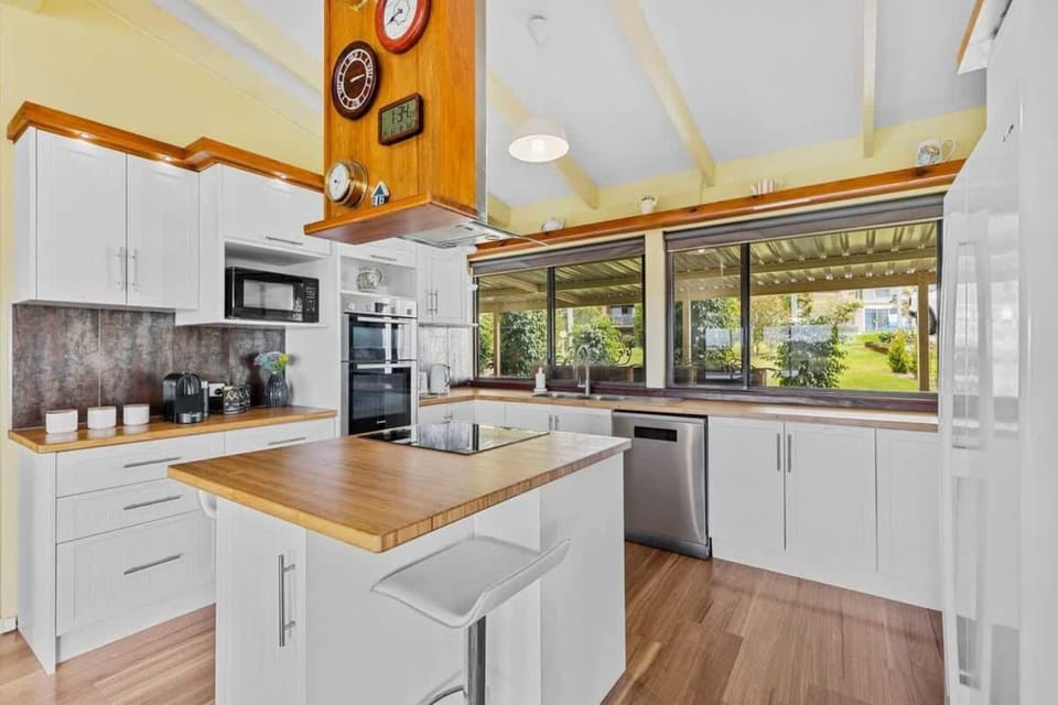 Bay Cottage Sleeps 14 with Panoramic water views House in Batemans Bay