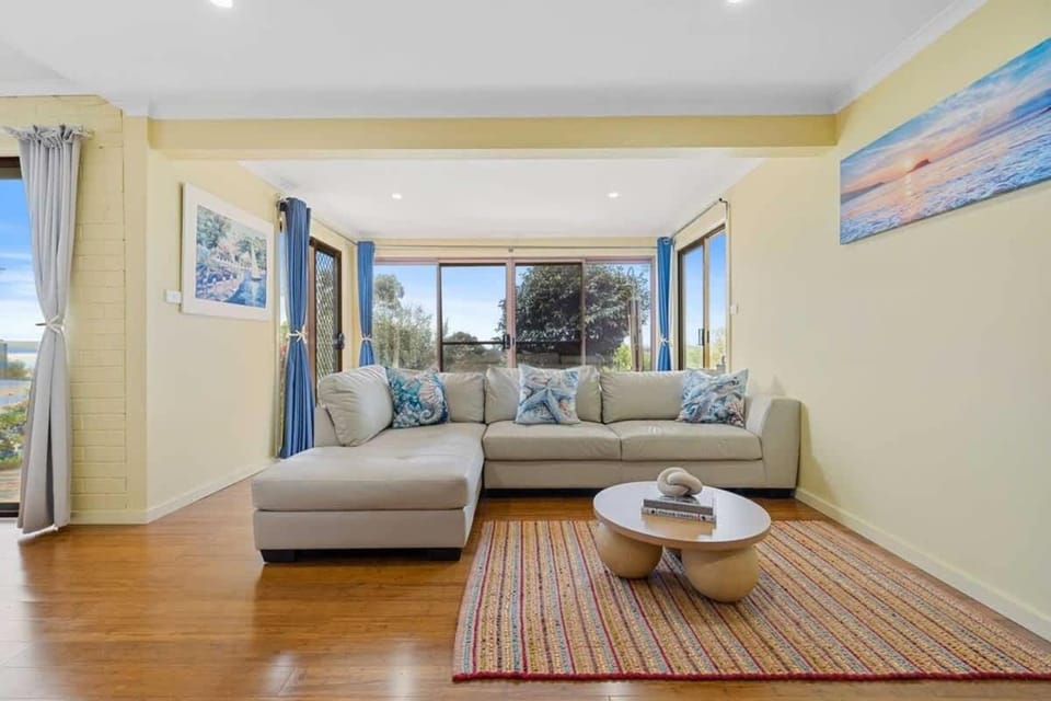 Bay Cottage Sleeps 14 with Panoramic water views House in Batemans Bay