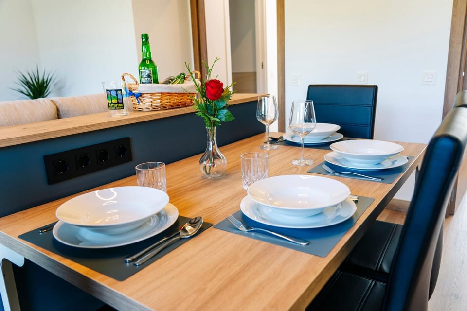 Food close-up, Natural landscape, Kitchen or kitchenette, Living room, Food and drinks, Seating area, Dining area, heating, heating, storage, stove