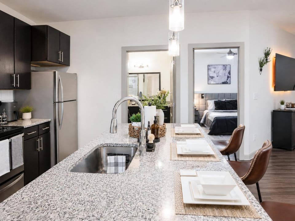 Skyline Lux Retreat: Pool & City Views Apartment in Buckhead