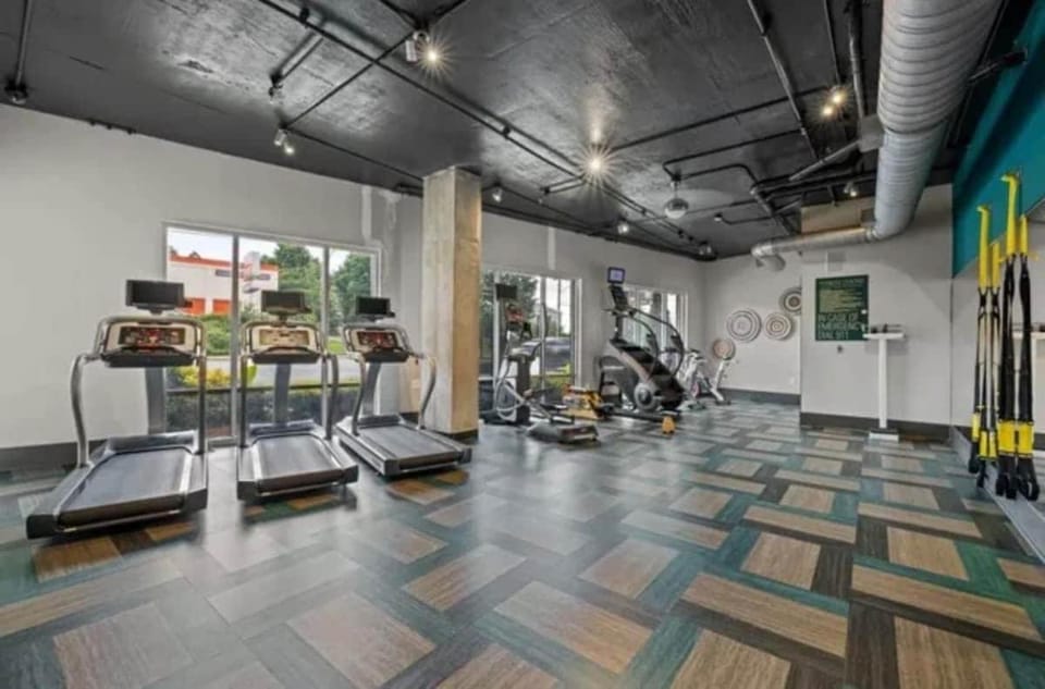 Skyline Lux Retreat: Pool & City Views Apartment in Buckhead
