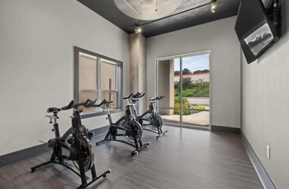 Skyline Lux Retreat: Pool & City Views Apartment in Buckhead
