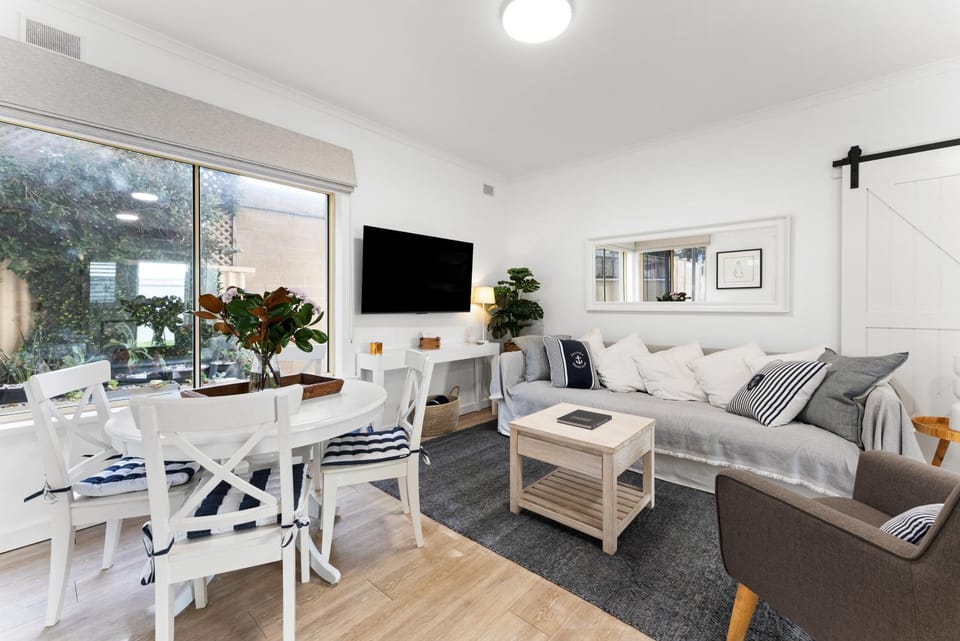 TV and multimedia, Living room, Seating area, Dining area, Evening entertainment