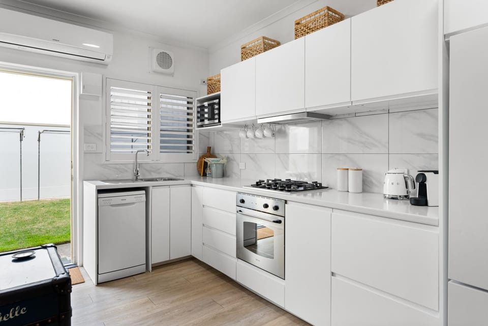 Coffee/tea facilities, Kitchen or kitchenette, dishwasher, oven, stove, air conditioner