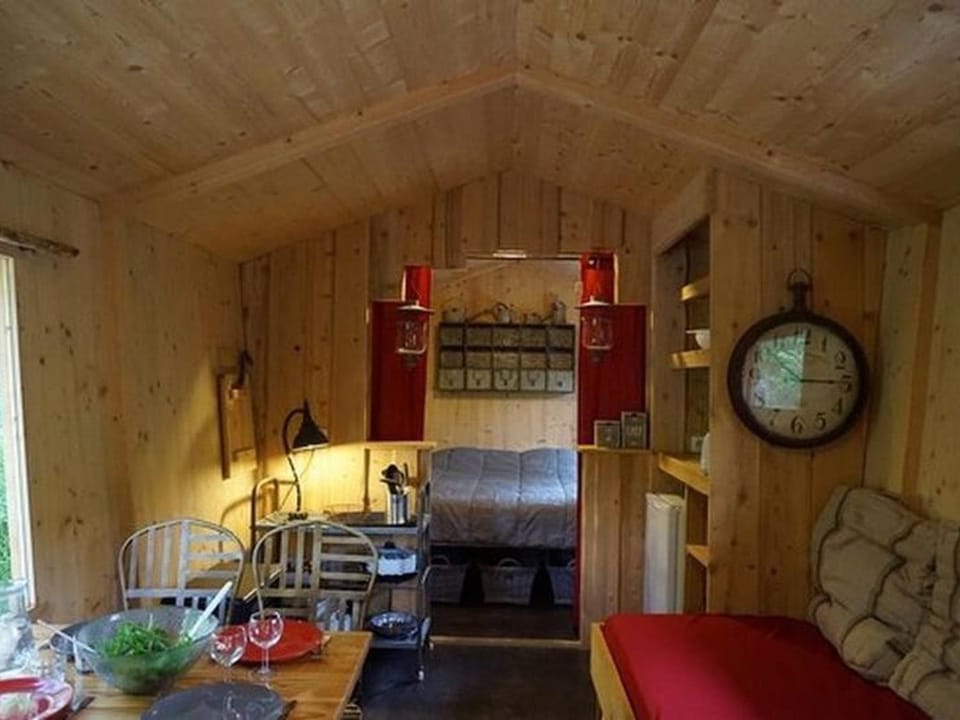 Cabane accueillant chiens - 4 pers. - API-1-52-2996 Campground/ 
RV Resort in Auvergne-Rhône-Alpes