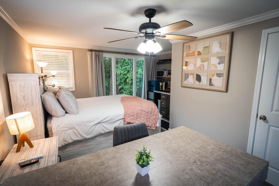 Guesthouse Studio Apartment in Decatur Bed and Breakfast in Candler-McAfee