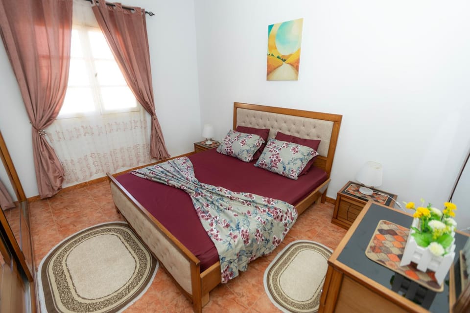 Photo of the whole room, Bedroom