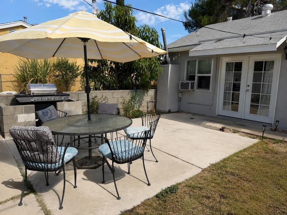 Private 1 Bedroom Guest House with Patio and BBQ House in Reseda