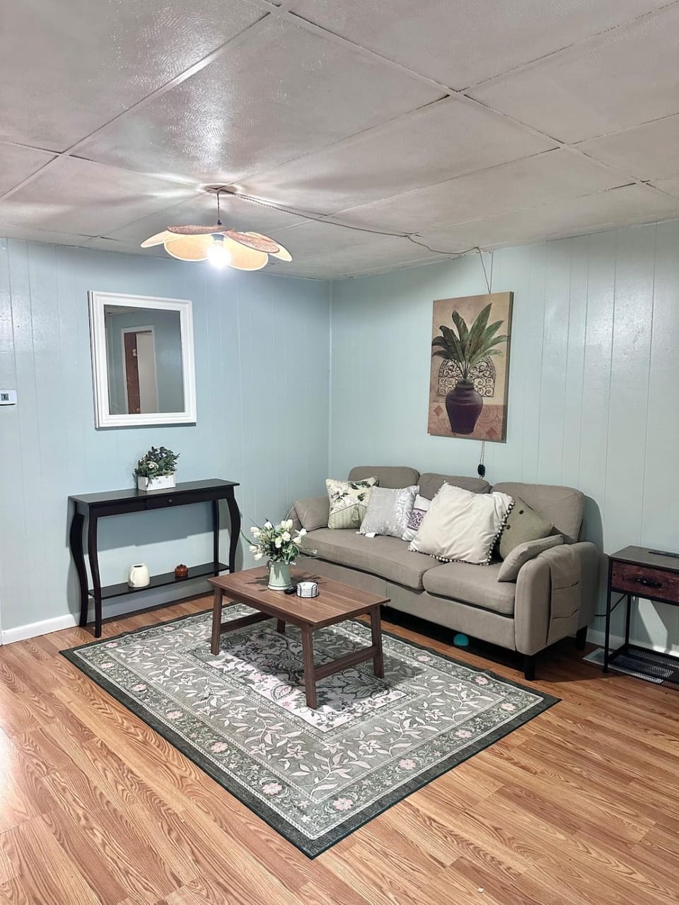Downtown 2 BR Cottage Close to IU House in Bloomington
