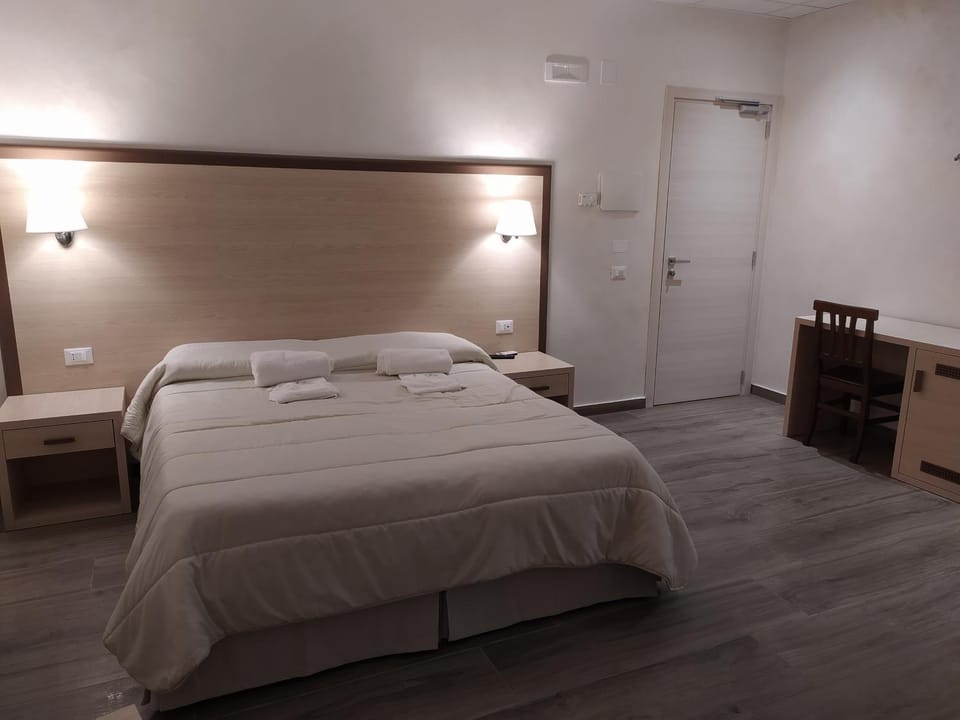 Bed, Photo of the whole room, wardrobe