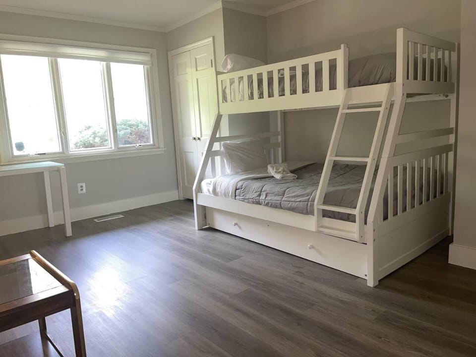 Prime Bethesda Location Easy Access to DC MTR House in Bethesda