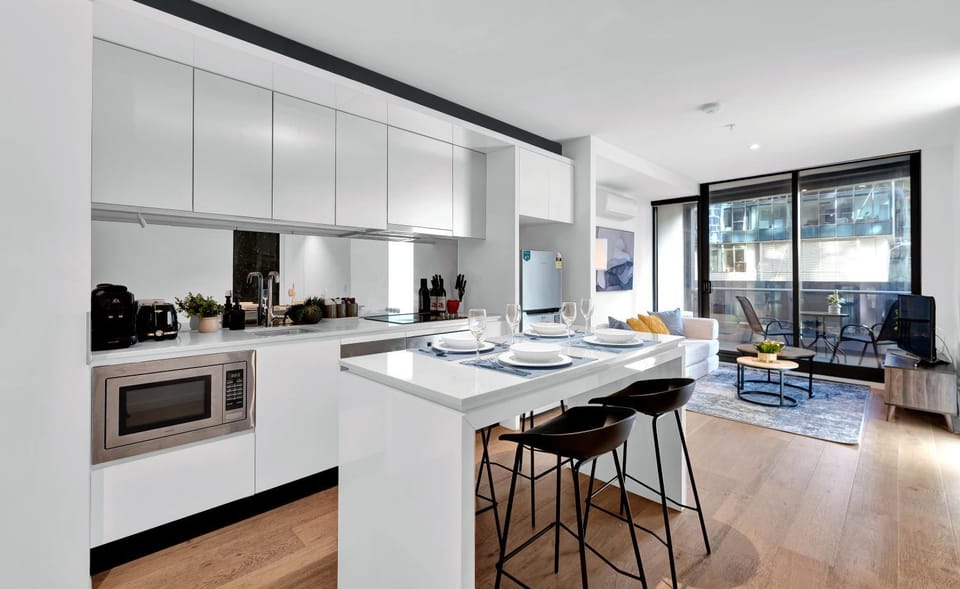 Elegant Melbourne CBD Getaway - Pool & Gym Access - Free Tram Zone Apartment in Melbourne