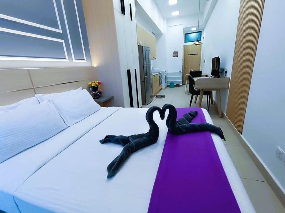Bed, TV and multimedia, Photo of the whole room, Bedroom, towels