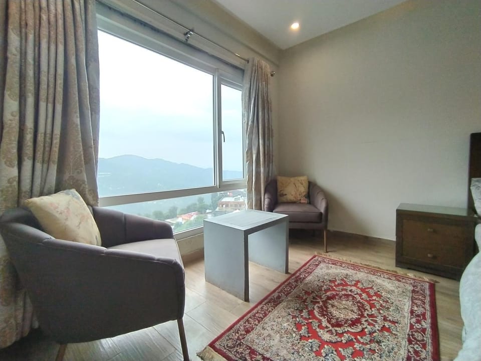 Bed, Seating area, Bedroom, Mountain view