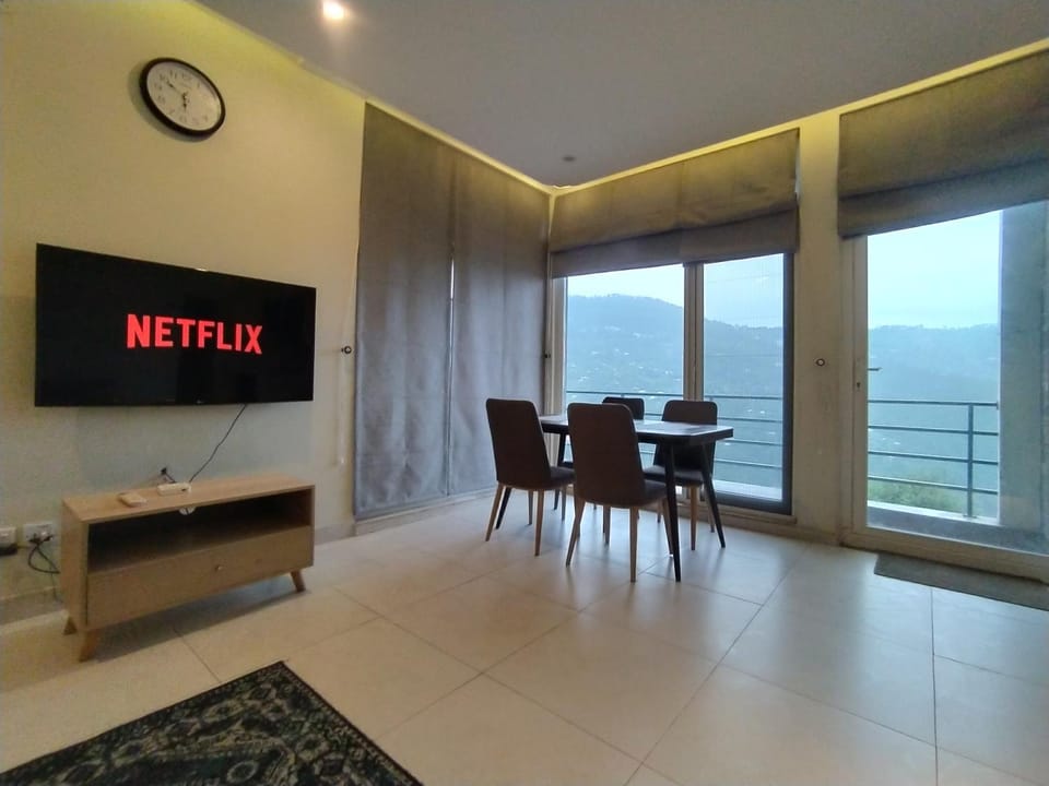 TV and multimedia, Living room, Seating area, Dining area, Mountain view