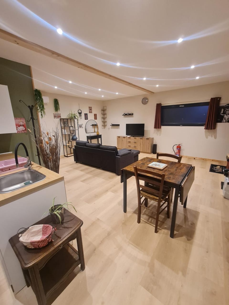 Communal lounge/ TV room, Bed, Night, Kitchen or kitchenette, Living room, Seating area