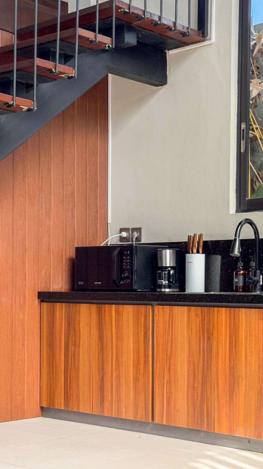 Coffee/tea facilities, Kitchen or kitchenette, stove