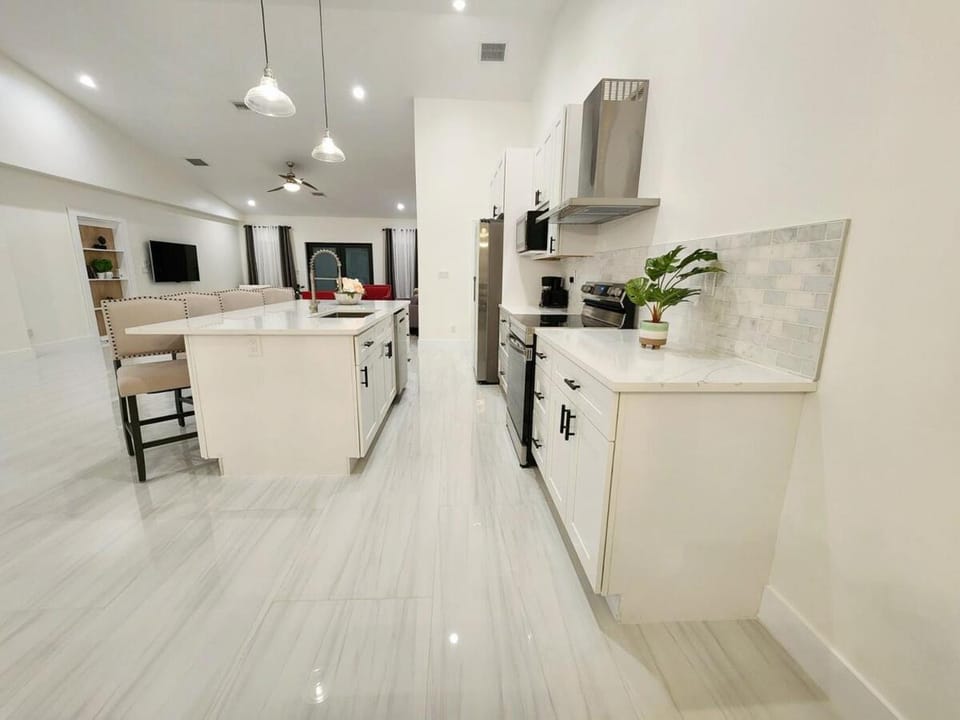 Coffee/tea facilities, Kitchen or kitchenette, Dining area, dishwasher, microwave, oven, stove, toaster