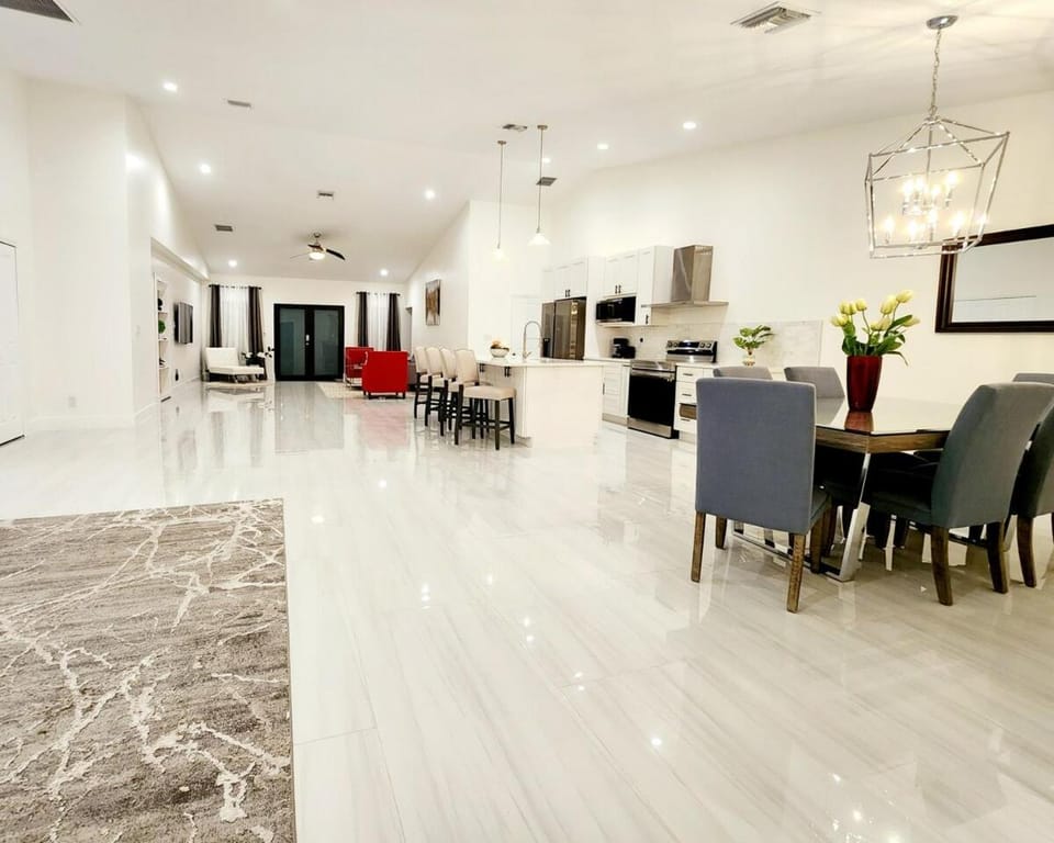 TV and multimedia, Kitchen or kitchenette, Living room, Seating area, Dining area