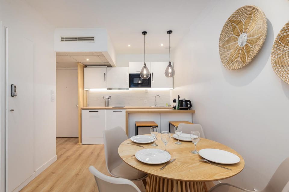 Coffee/tea facilities, Kitchen or kitchenette, Dining area, dishwasher, stove, toaster, washing machine