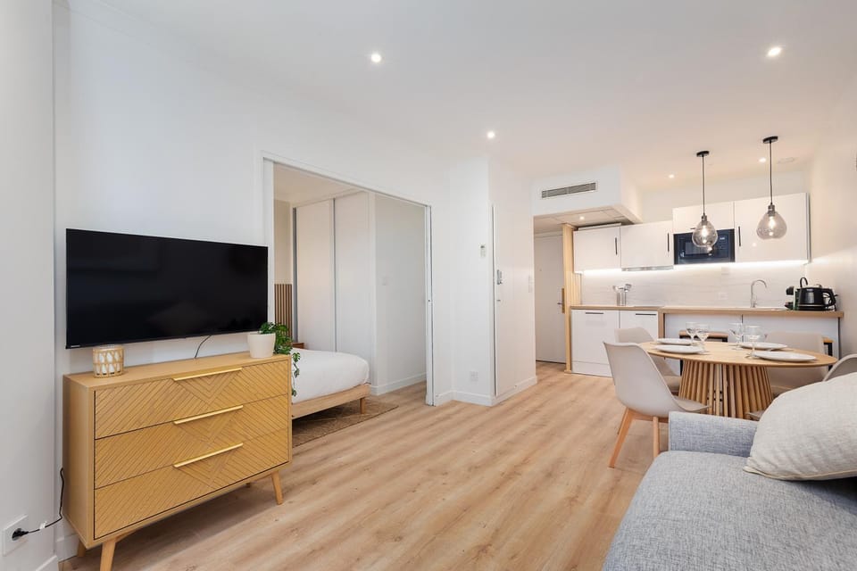 Bed, TV and multimedia, View (from property/room), Kitchen or kitchenette, Living room, Seating area, Dining area, dishwasher, oven, washing machine