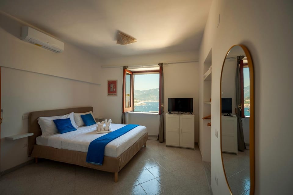 Bedroom, City view