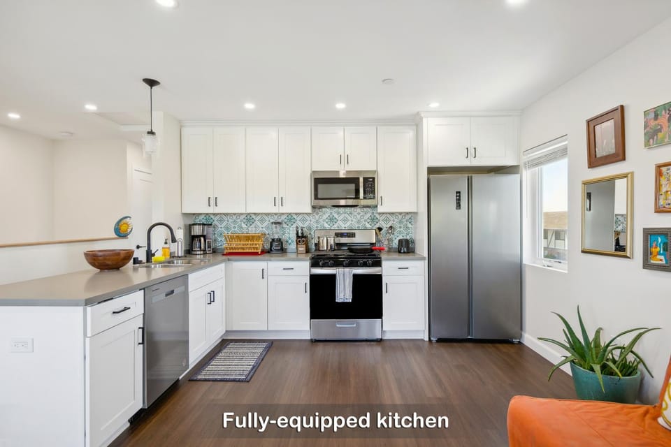 Entire Private House with Balcony Views, 10-mins to San Diego Gaslamp, Downtown, 3 Bedrooms 3 Bathrooms, Available Now House in National City