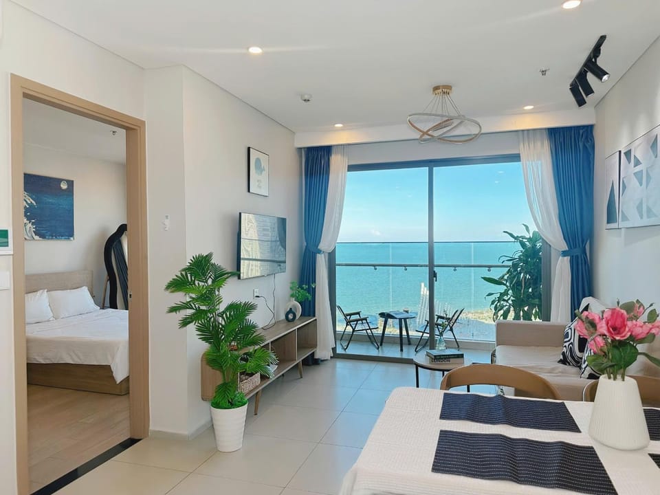 Natural landscape, TV and multimedia, Living room, Photo of the whole room, Dining area, Sea view