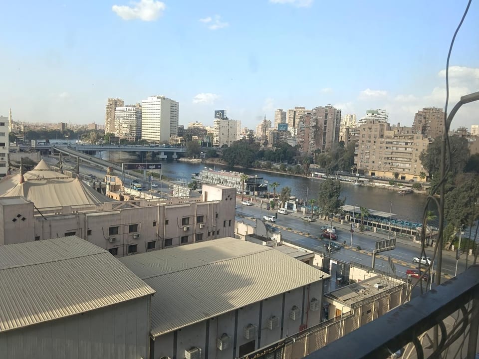 شقه فندقيه على كورنيش النيل بالعجوزه Apartment in Egypt