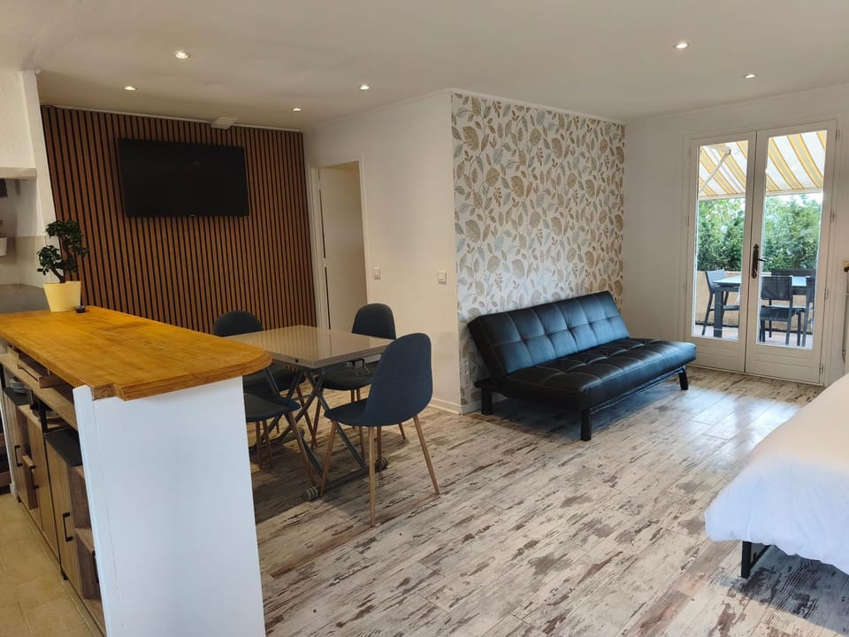 Location saisonnière Studio prestige avec terrasse Climatisation Parking privé 2 à 3 personnes Tourrettes Fayence Apartment in Fayence