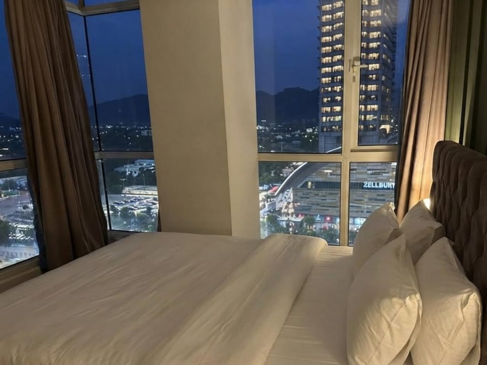 Bed, Night, Photo of the whole room, Bedroom, City view