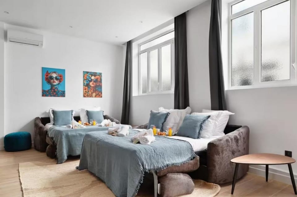 Bed, Living room, Photo of the whole room, Seating area, air conditioner