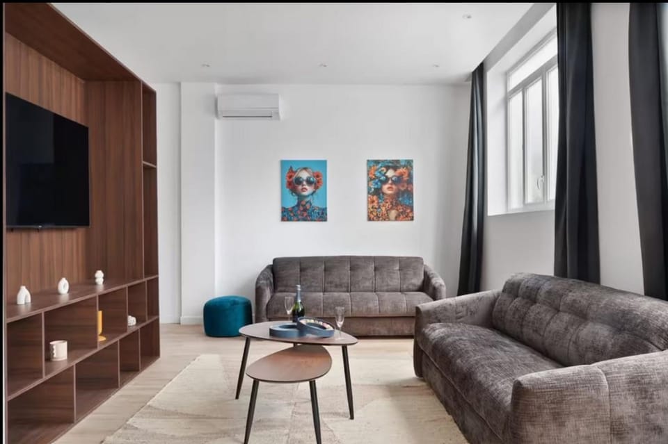 TV and multimedia, Living room, Seating area, air conditioner
