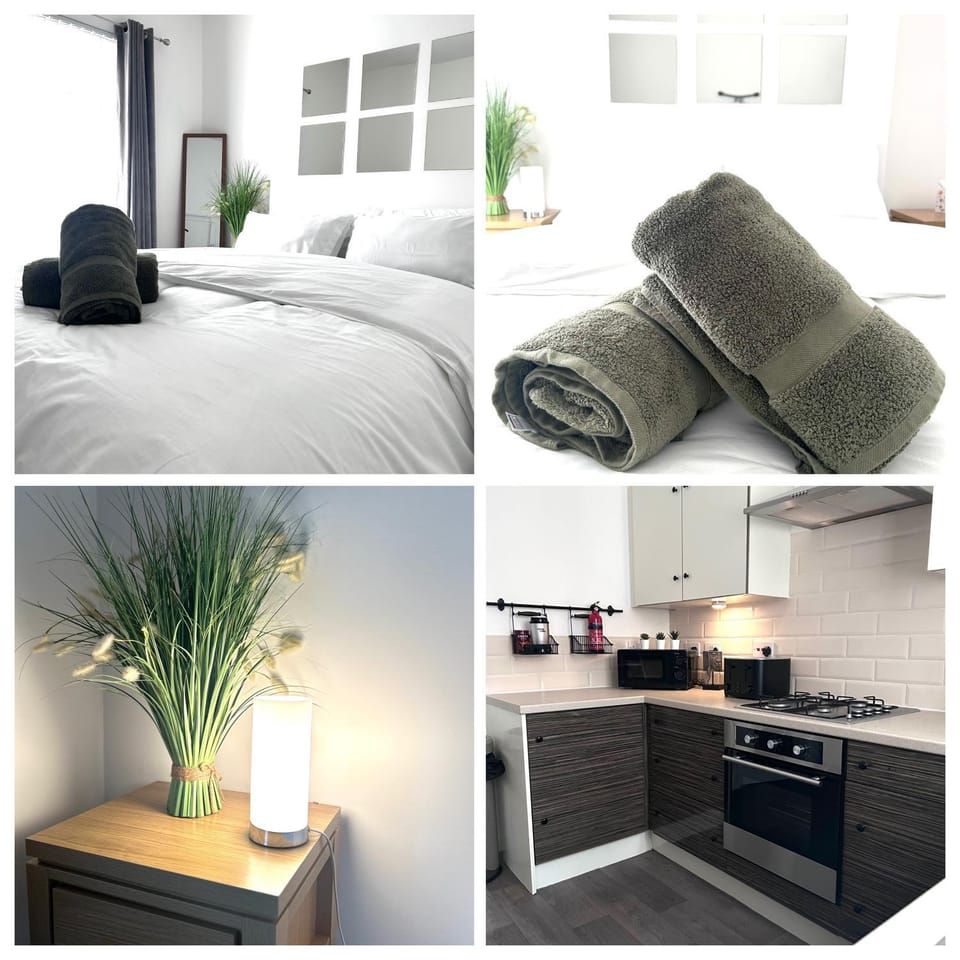 Bed, Bedroom, towels