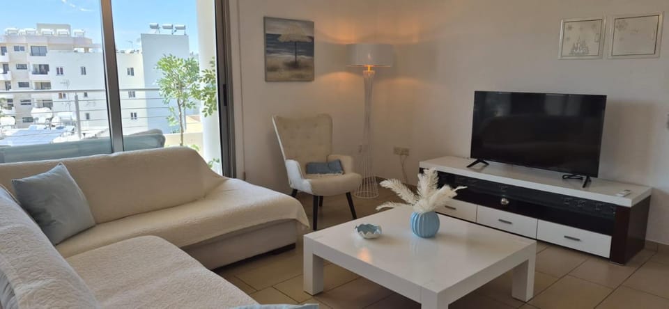 TV and multimedia, Living room, Seating area, Evening entertainment