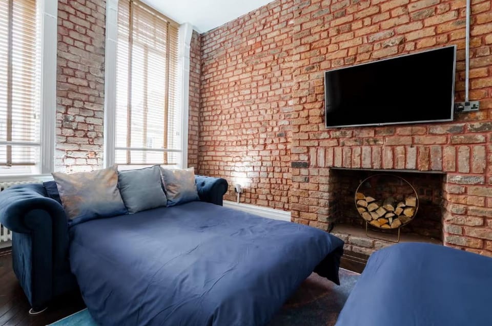 Communal lounge/ TV room, Bed, TV and multimedia, Living room, Photo of the whole room, Seating area, Evening entertainment