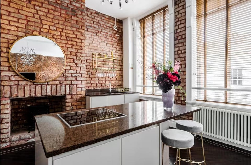 Kitchen or kitchenette, Living room, Seating area, Dining area