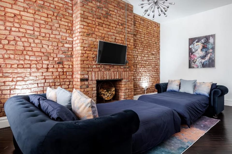 Bed, TV and multimedia, Living room, Photo of the whole room, Seating area